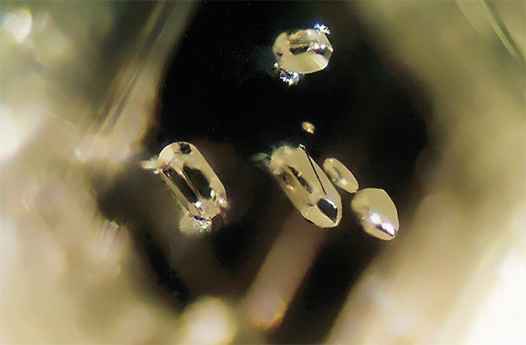 Кристаллические включения (оливина) в алмазе